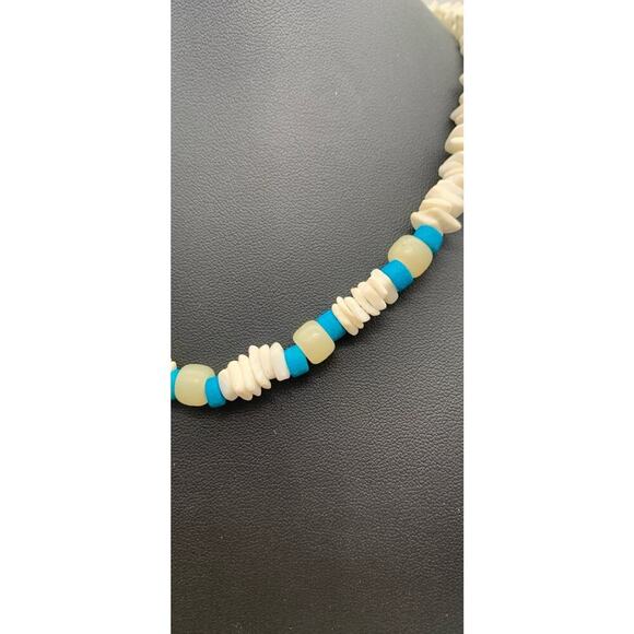 Vintage White Shell Necklace With Turquoise Blue Accents Barrel Closure - Picture 3 of 4